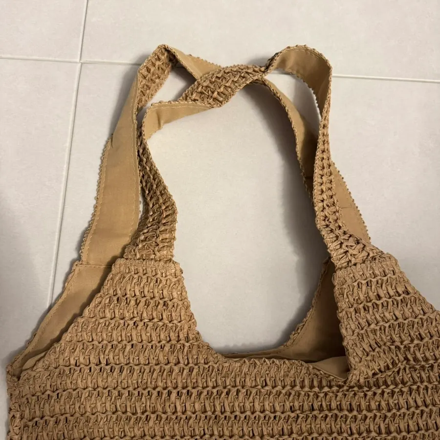 탄탄한 짜임과 안감이 있는 메다백 라탄백