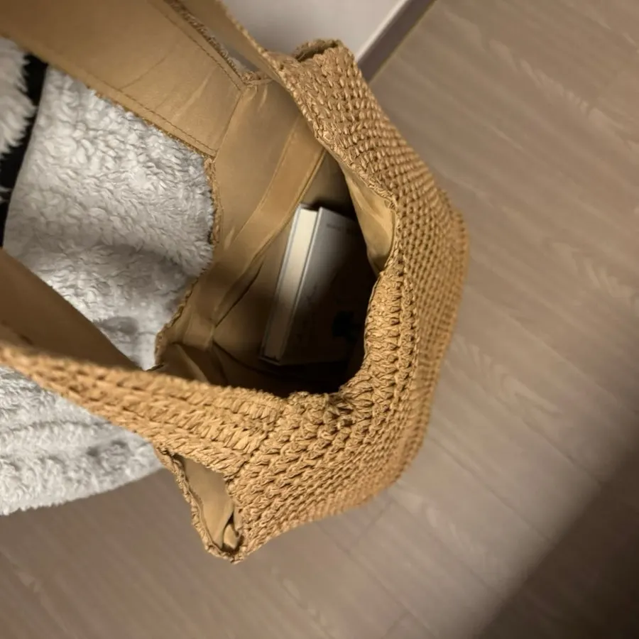 까슬거림 없이 부드럽게 느껴진 라탄백 표면