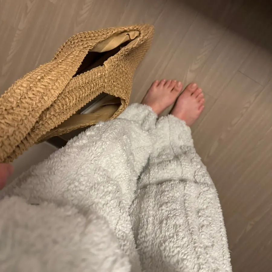 안감이 덧대어져 형태를 잡아주는 메다백 라탄백