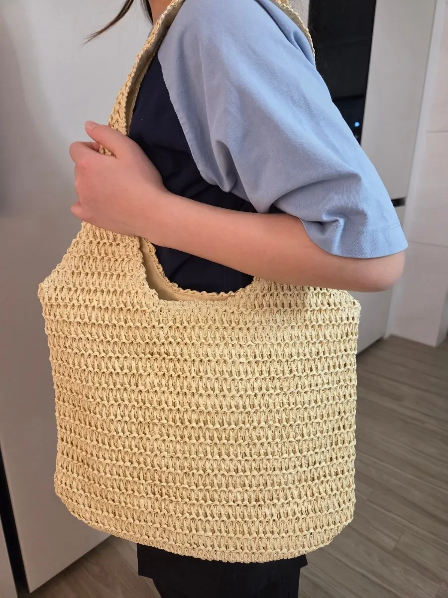 Rattan net shoulder bag carried in summer