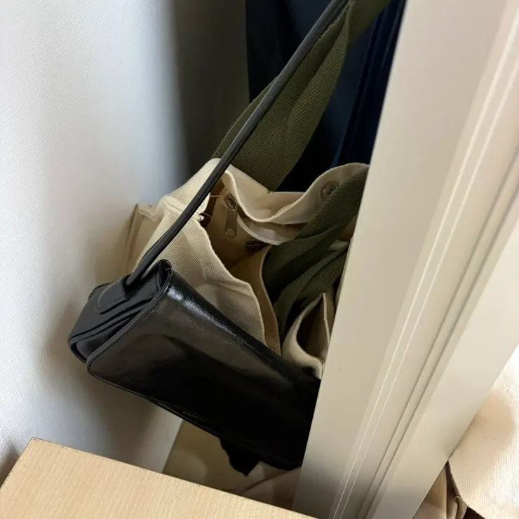 An everyday record from a writer who prefers comfortable bags