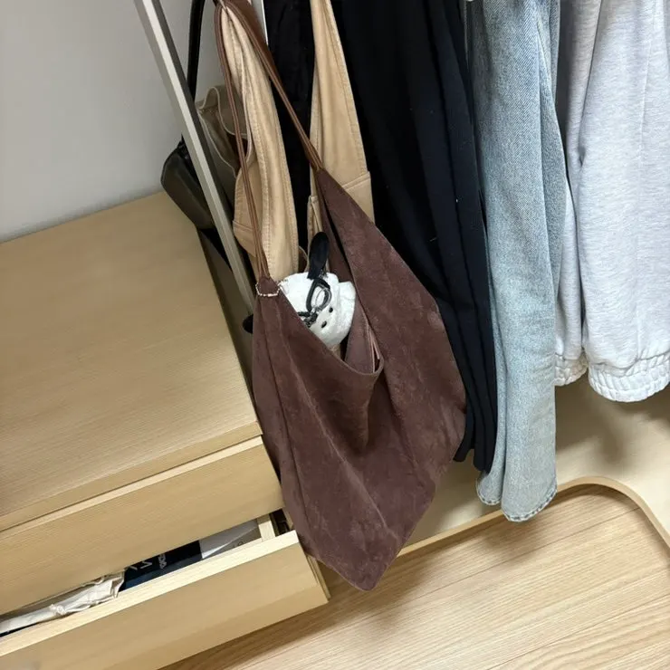 An everyday photo introducing bags used regularly