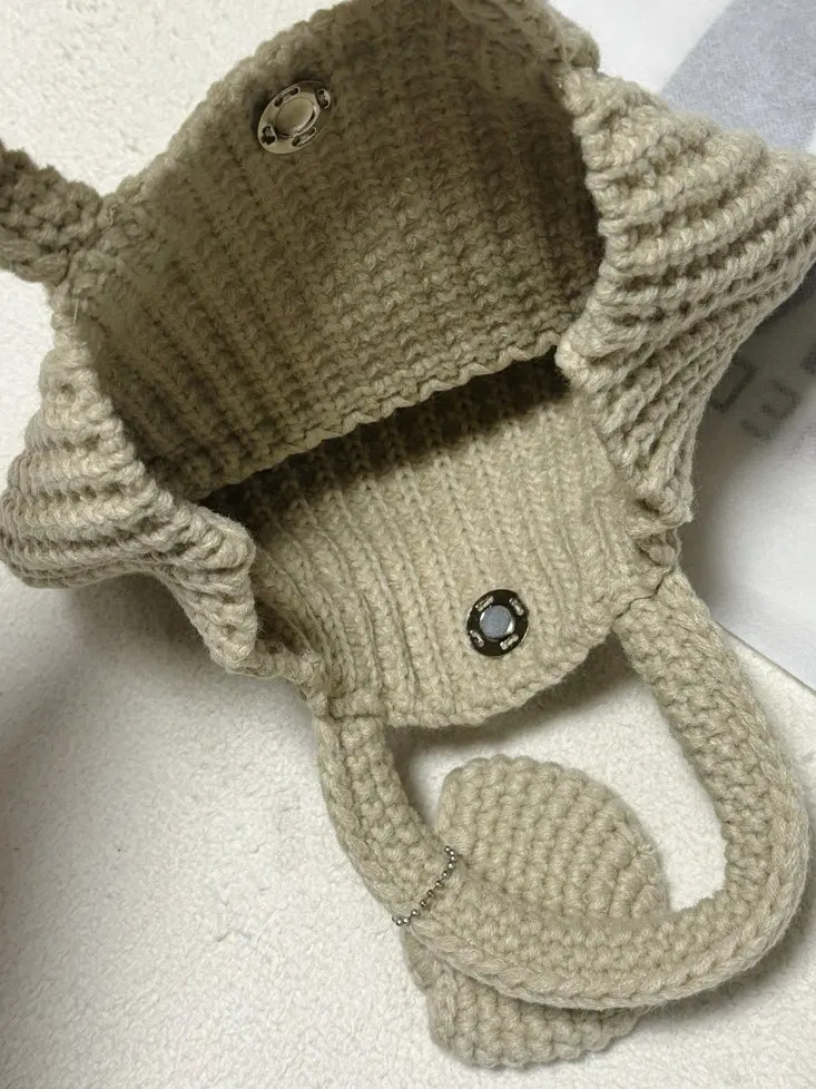 Interior and base finishing of the knit dot bag
