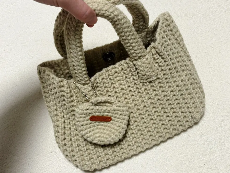 Knit bag opening with a magnetic button