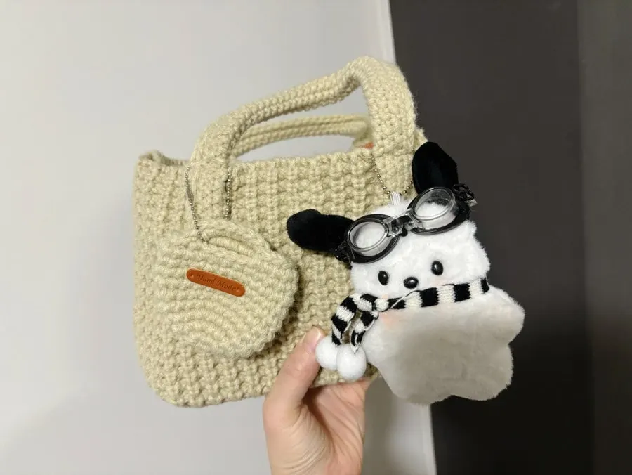 Structured base of the knit dot bag