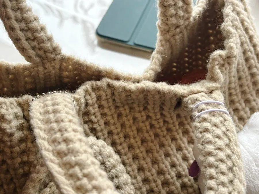 Knit dot bag after packing personal belongings