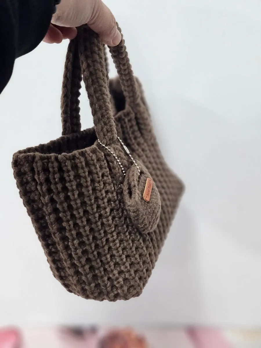 Knit mini bag that suits fall and winter outfits