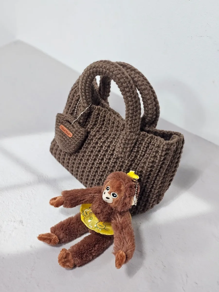 Knit tote bag that is easy to carry lightly every day
