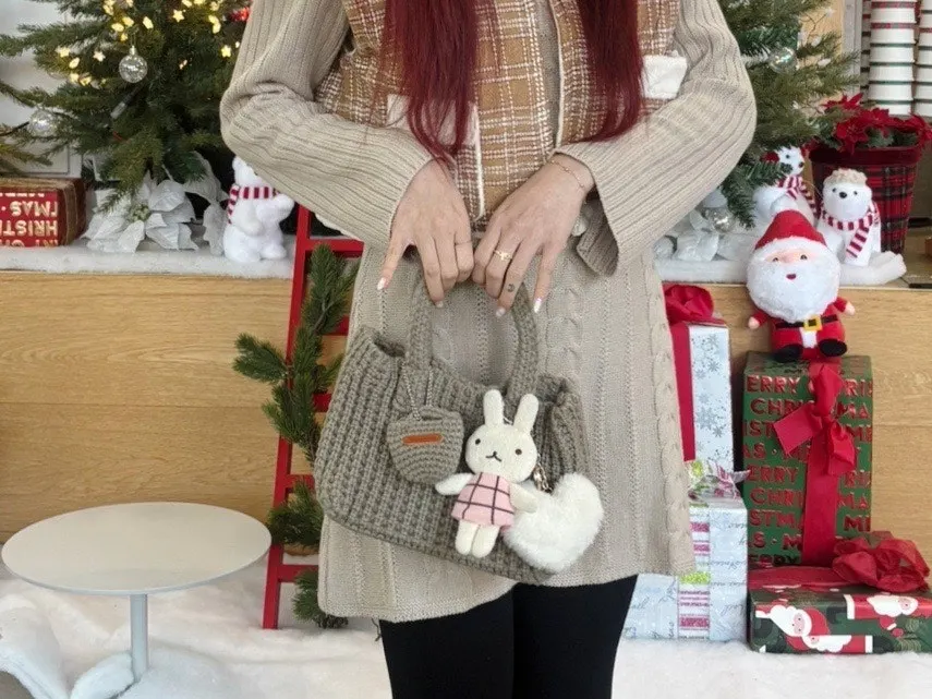 다크그린 색상의 미니 니트백