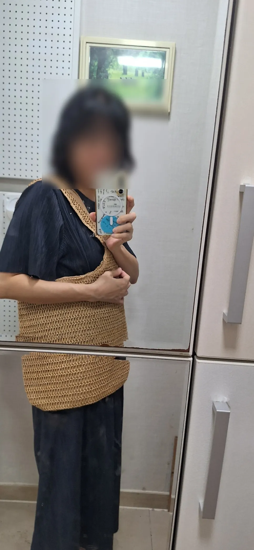 お尻の下まで下がるラタンショルダーバッグの着用姿