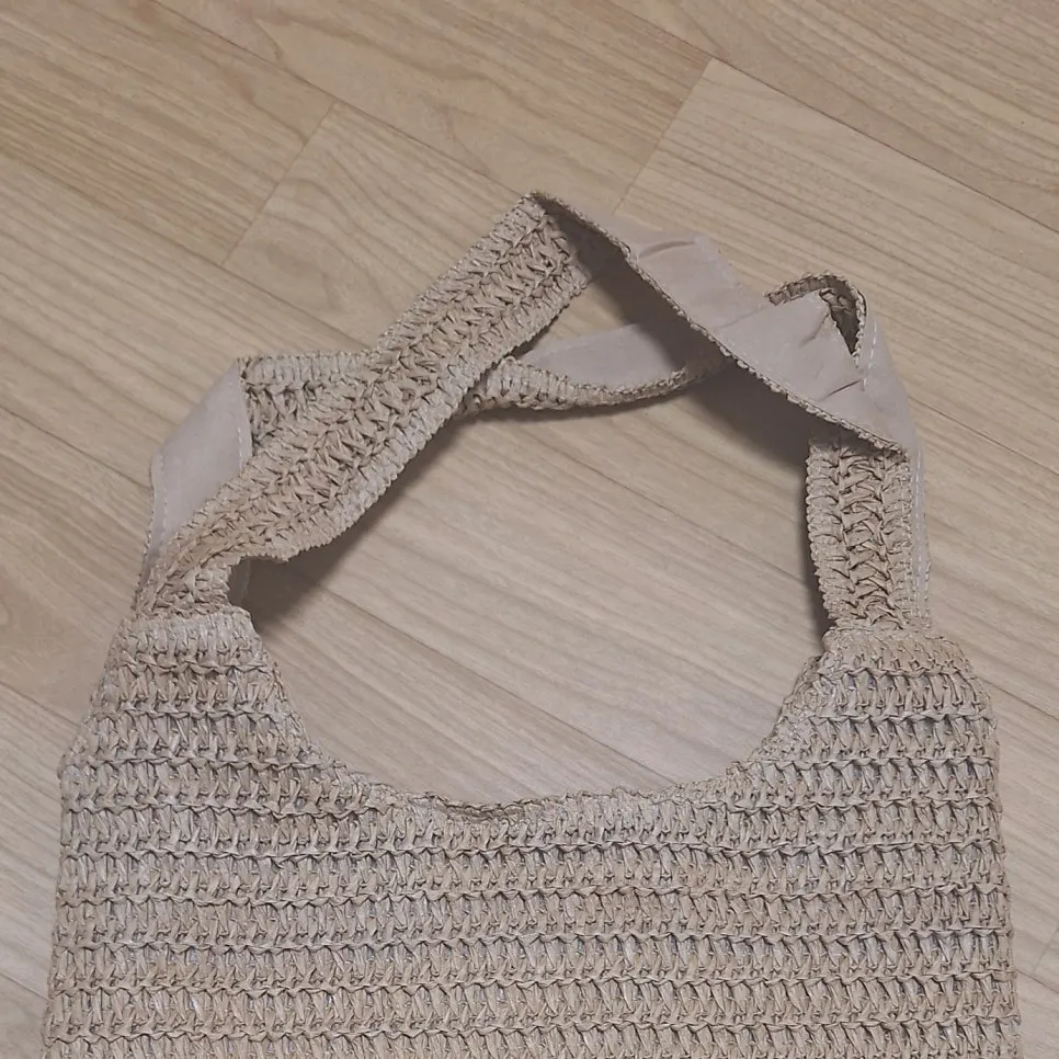Fabric finish on the inside of the rattan shoulder bag strap
