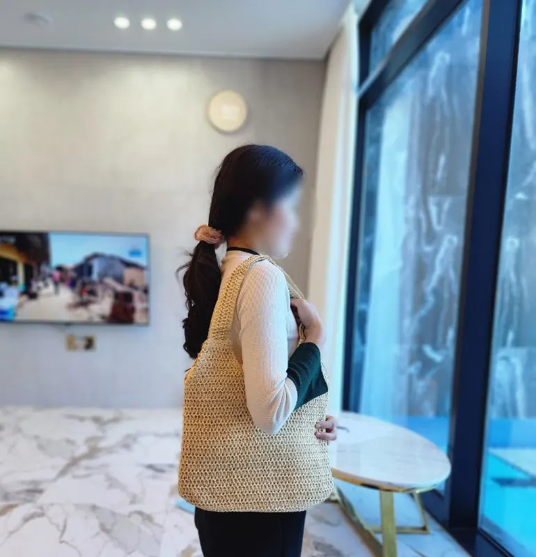 Rattan shoulder bag that adds a point to a vacation outfit