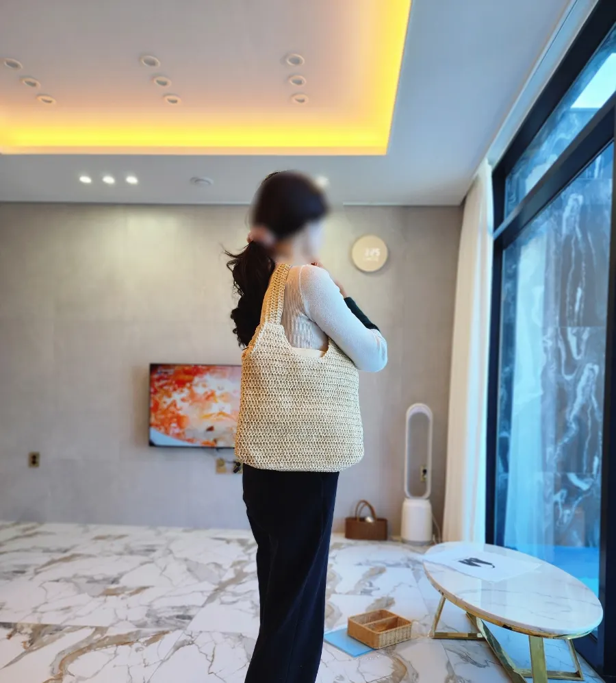 Meda Bag rattan bag tested with belongings inside