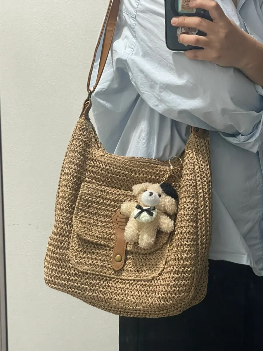 작은 라탄백을 크로스로 멘 곰돌이 키링