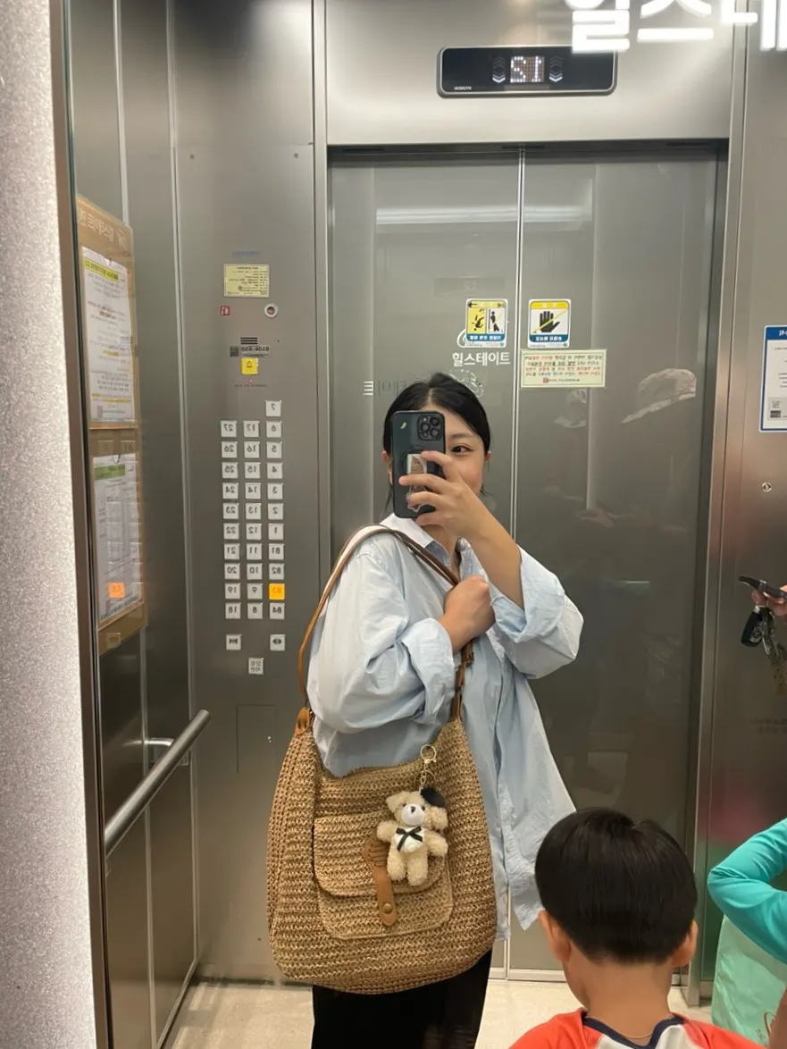 긴팔과 긴바지 차림에 멘 메다백 라탄백
