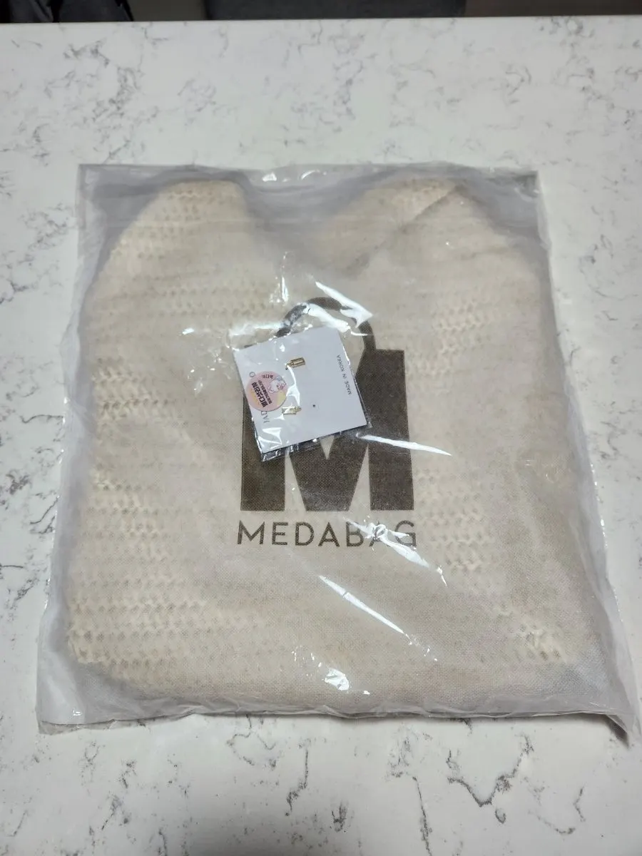 Zipper closure on a rattan bag for keeping belongings secure