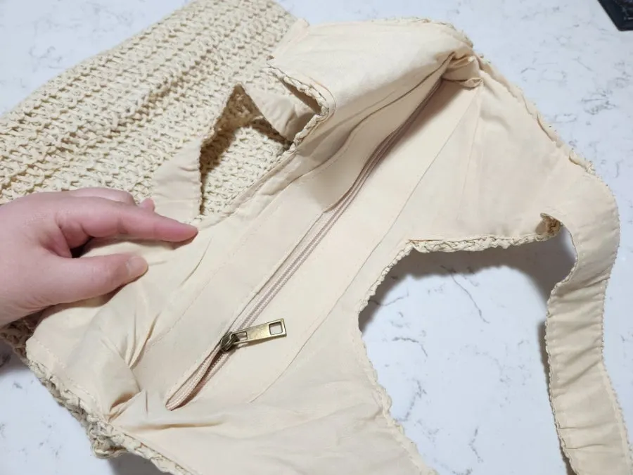 Handle and detailed finishing of the rattan bag