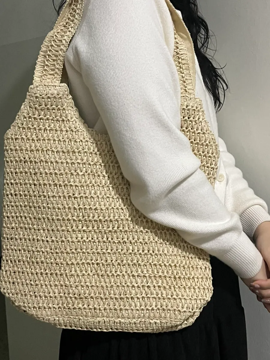 Woven bag that suits clothes in airy materials