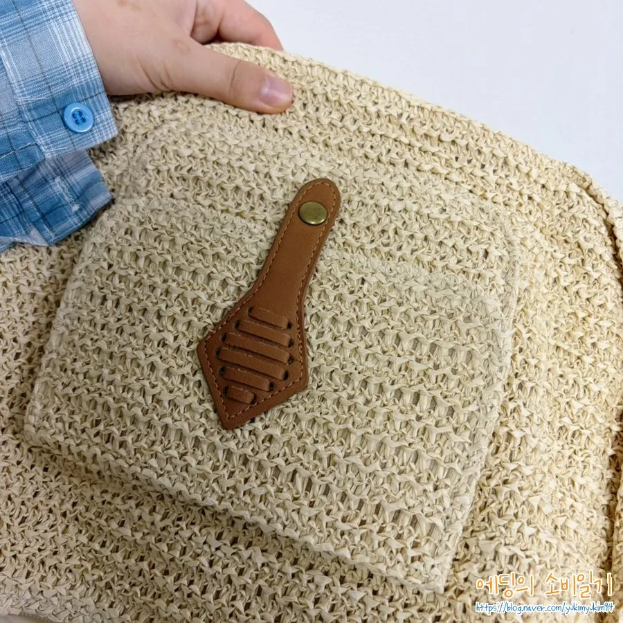 Meda rattan bag with an adjustable strap