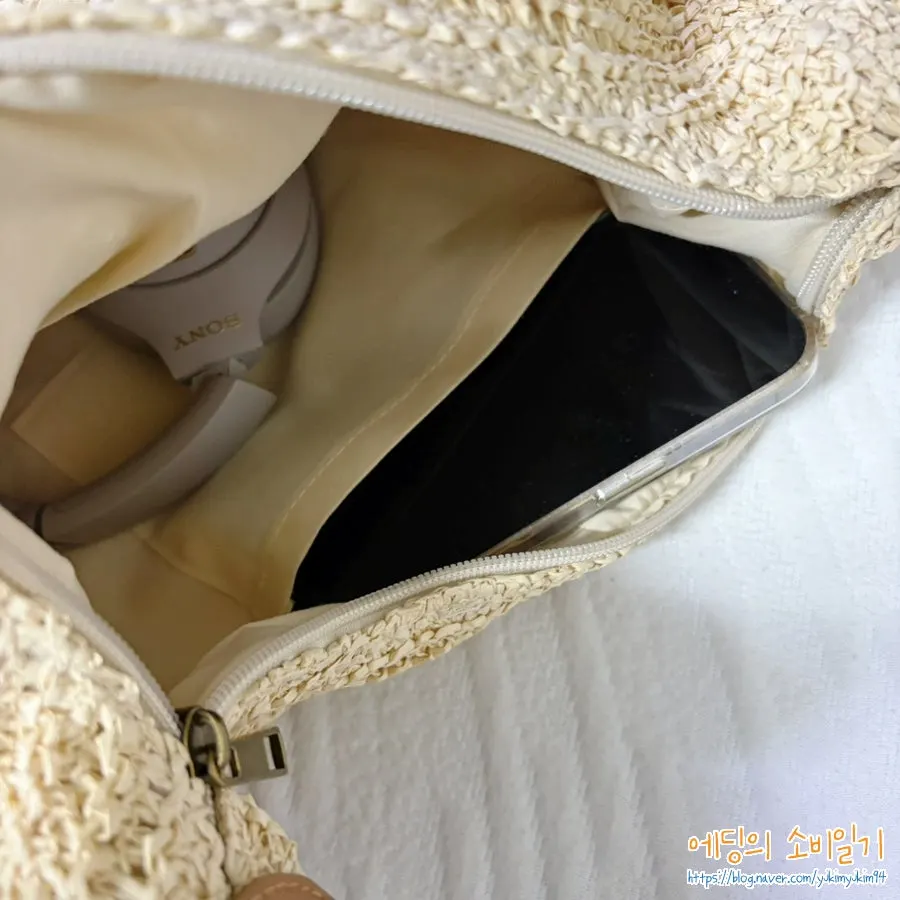 Meda rattan bag with a zippered opening