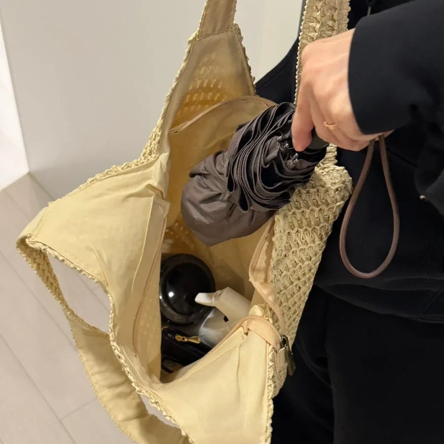 지퍼로 닫은 라탄 가방
