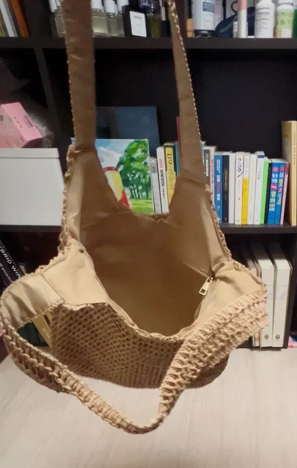 Storage section of the Meda Bag woven bag with a closing zipper