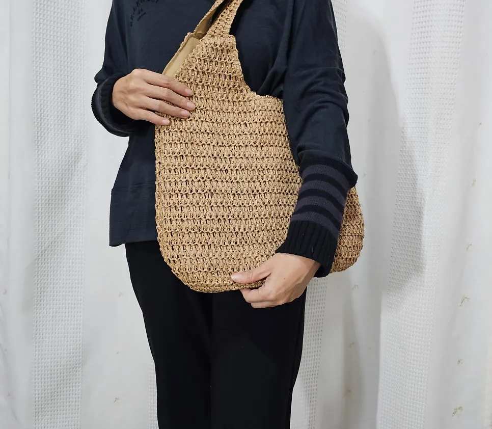 Shoulder strap length of the Meda Bag rattan shoulder bag