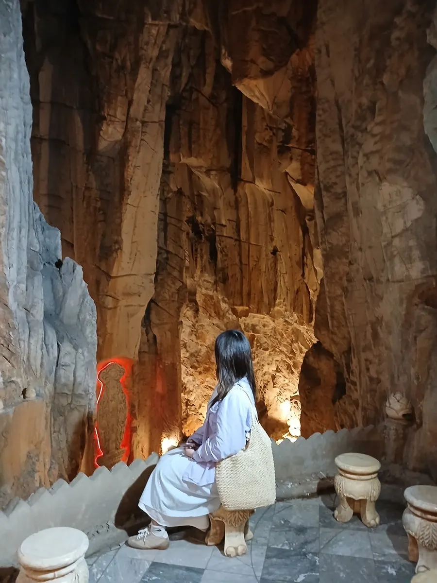 오행산 방문에 함께한 베이지 라탄 숄더백