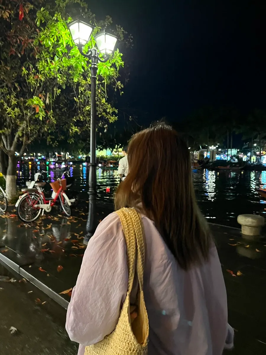 호이안 투본강 여행 중 라탄백 착용 모습