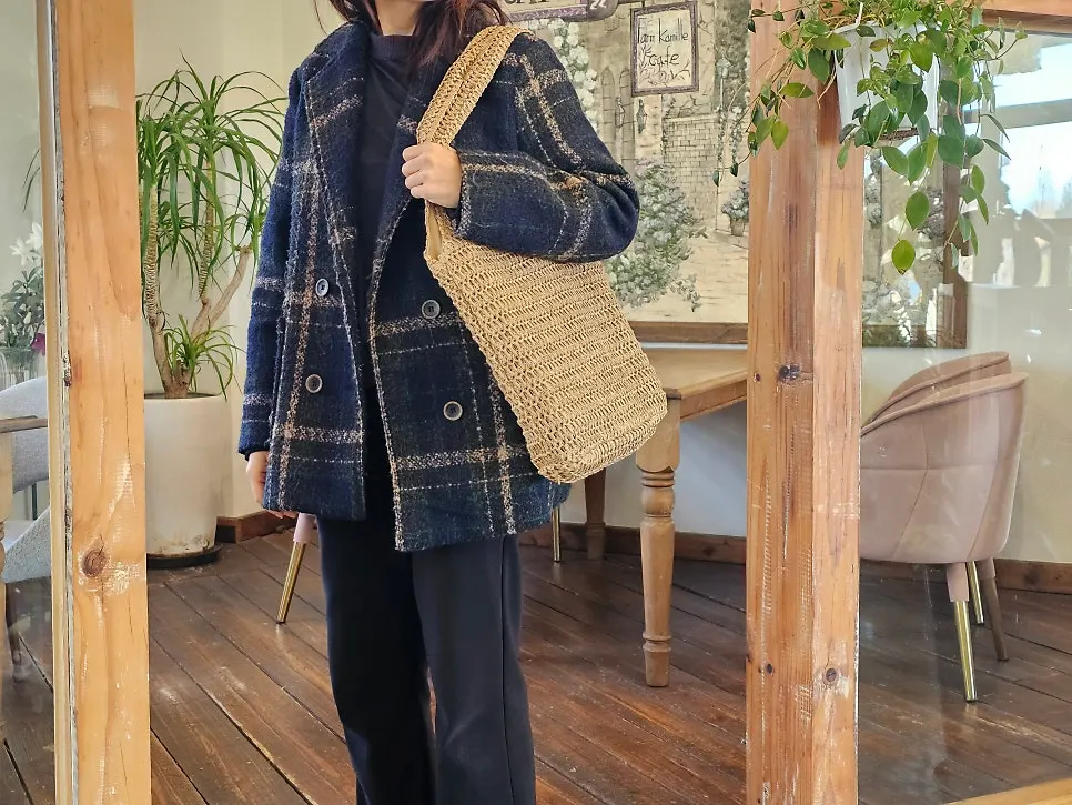 Meda Bag women's rattan shoulder bag on a trip