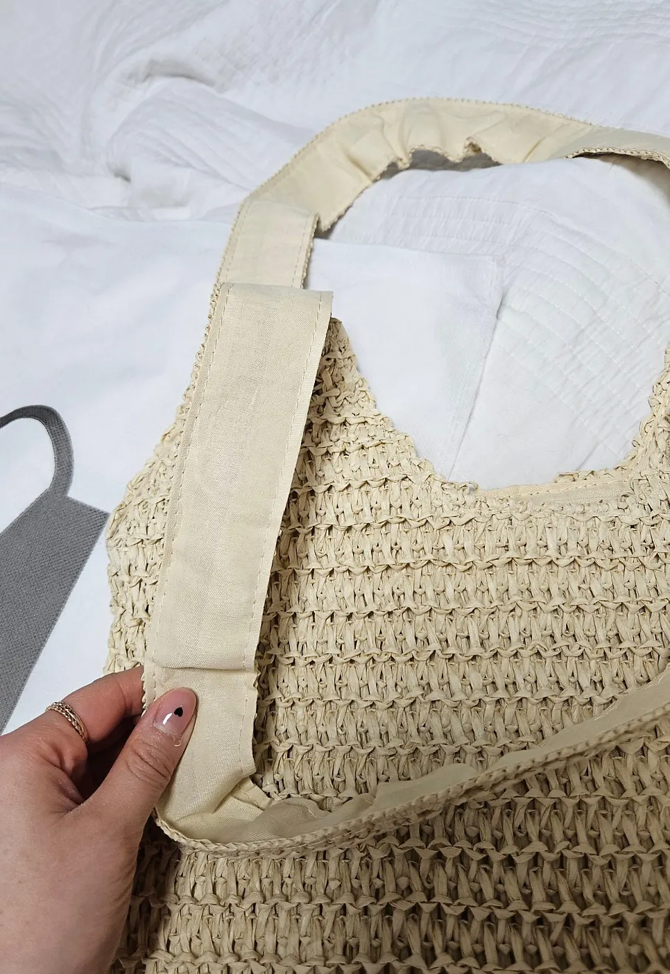 Woven pattern of the rattan shoulder bag