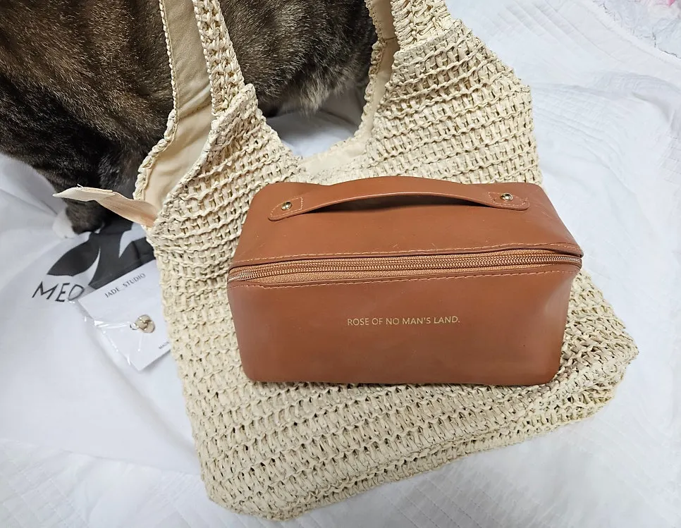 Zipper closure on the rattan shoulder bag