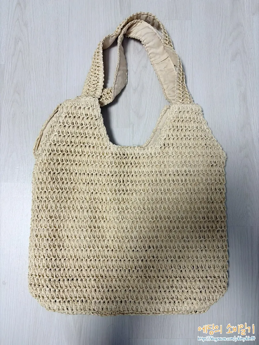 밝은 베이지 색상으로 선택한 메다백 라탄백