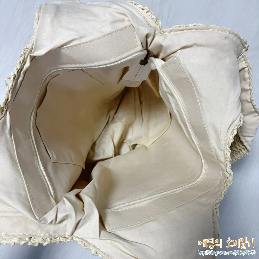 메다백 라탄백의 입구 지퍼와 내부 수납공간