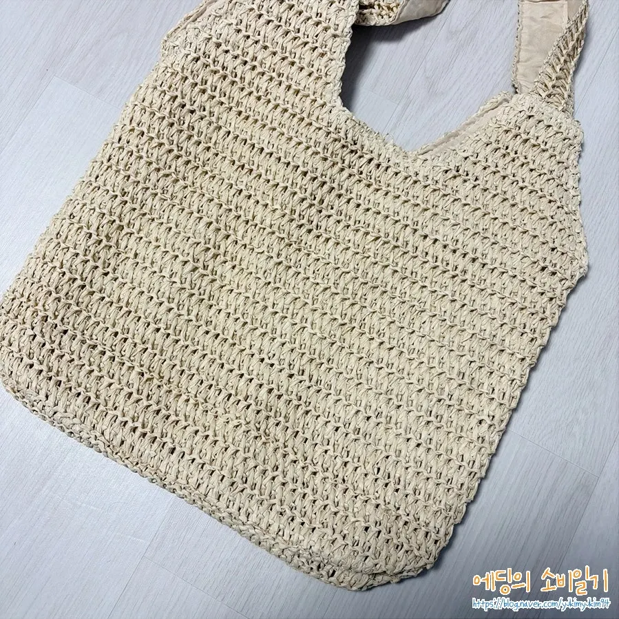 내부가 비치지 않는 촘촘한 라탄백 짜임