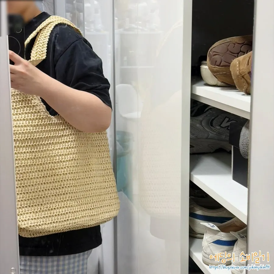 여행 짐을 담기 위해 고른 큼직한 라탄백