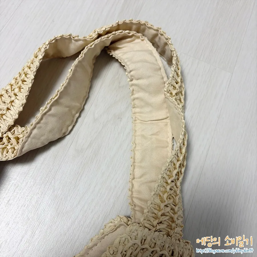 넉넉한 크기를 살펴본 메다백 라탄 숄더백