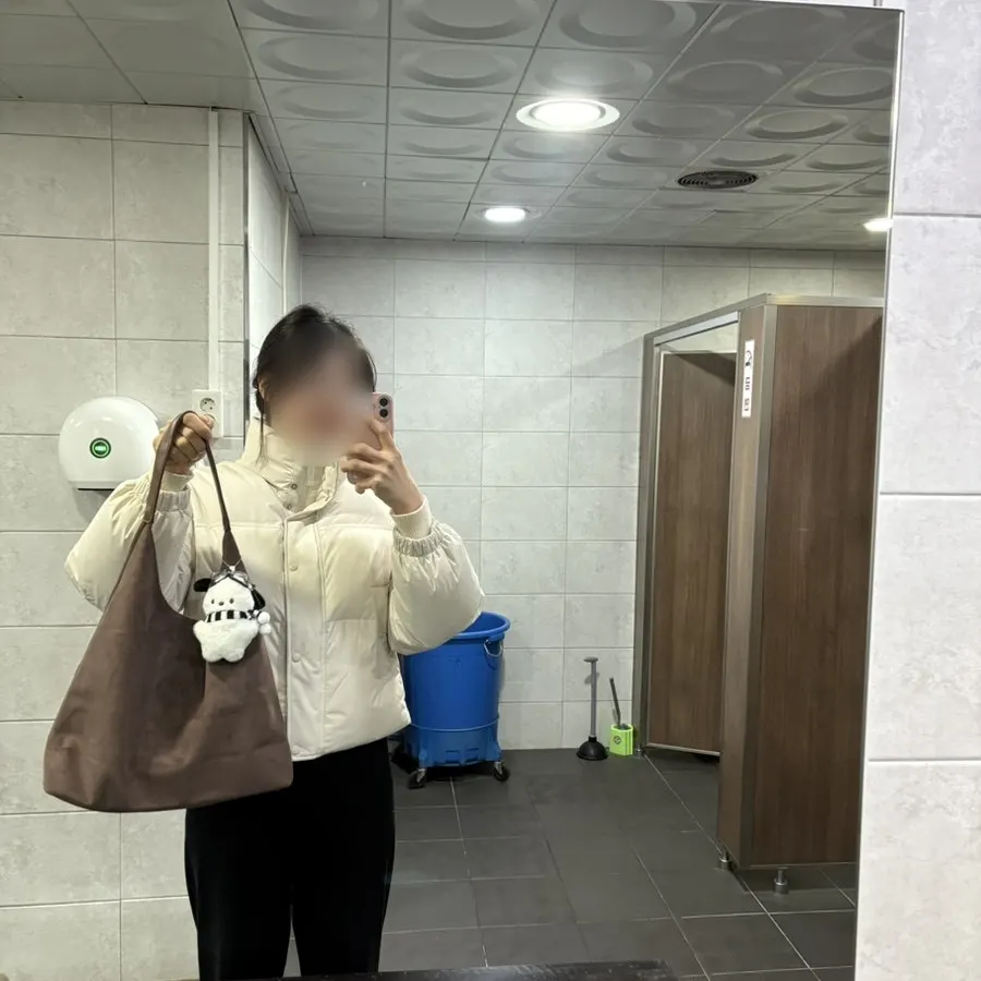 トイレで撮ったスウェードバッグの着用写真
