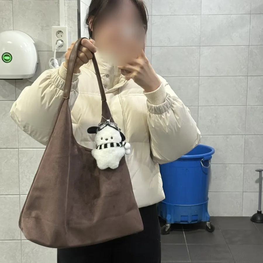ゆったりしたサイズのスウェードショルダーバッグ着用写真