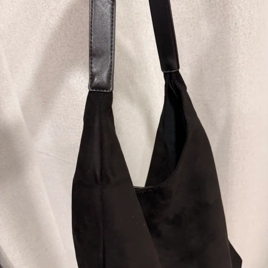 Meda Bag shoulder bag used for everyday outings and commuting
