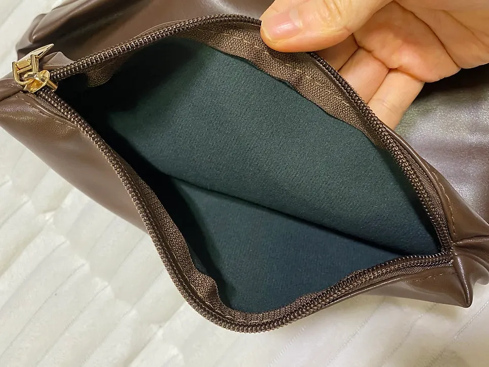Belongings pouch included with the Meda Bag shoulder bag