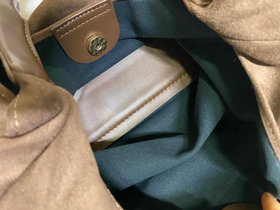 Leather handle and finishing on the Meda Bag shoulder bag