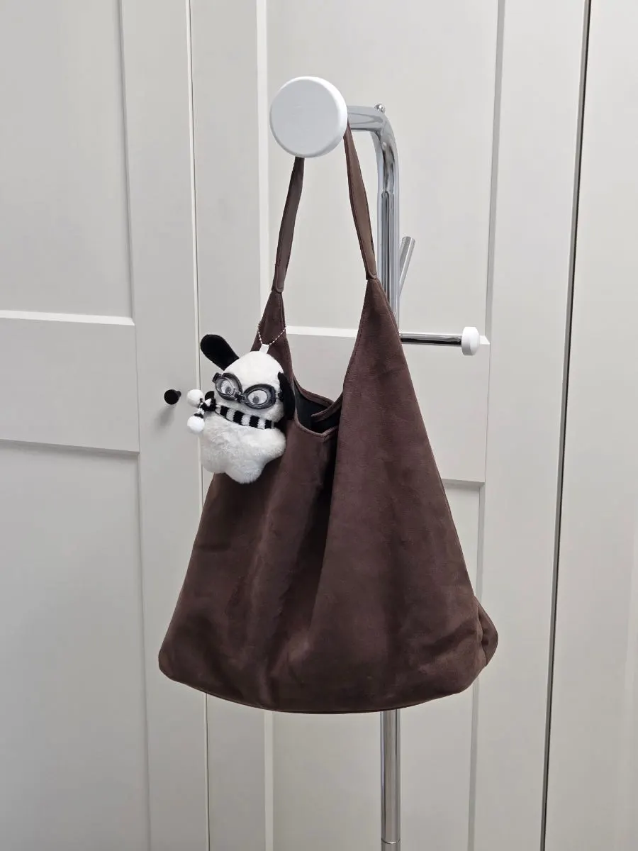 Meda Bag suede bag chosen to go with winter clothes