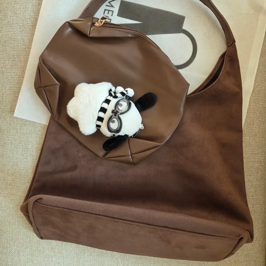 Pouch and keyring included with the Meda Bag