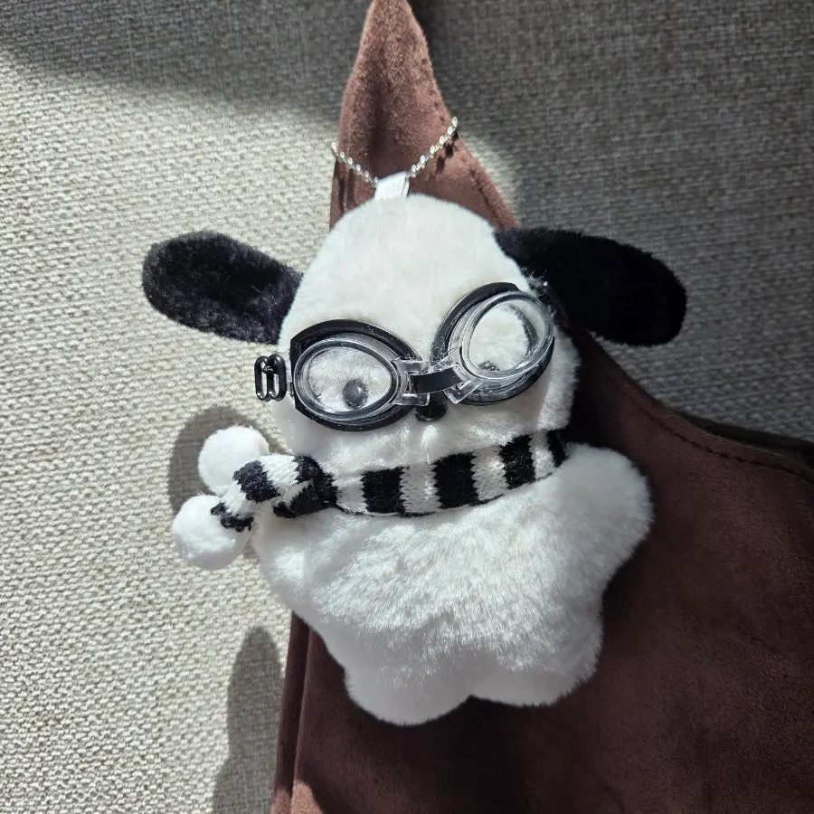 Goggle-wearing teddy-bear keyring attached to a Meda Bag shoulder bag