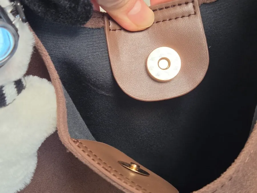 Roomy storage space in the Meda Bag hobo bag