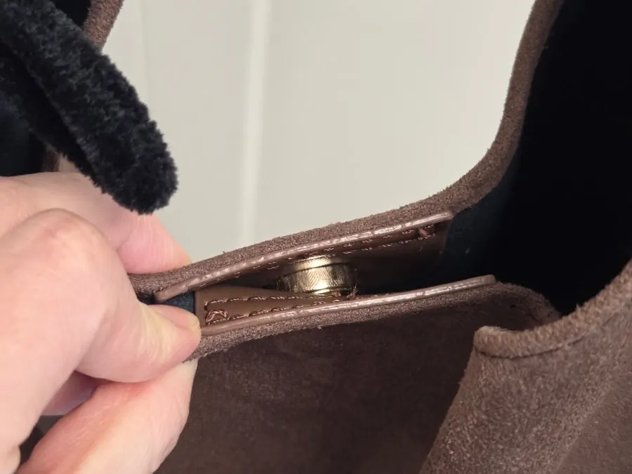 Storage space and opening of the Meda Bag hobo bag
