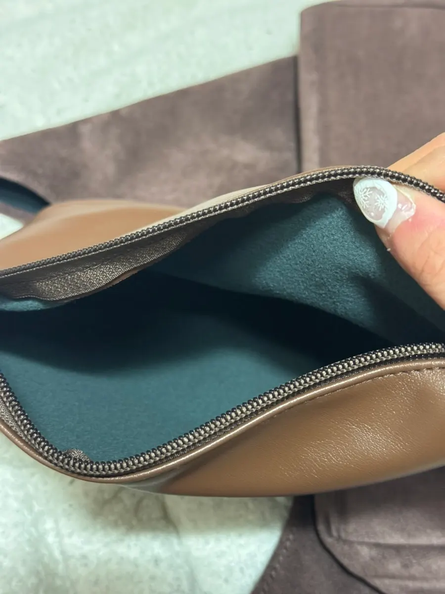 메다백 가방에 함께 구성된 수납용 파우치