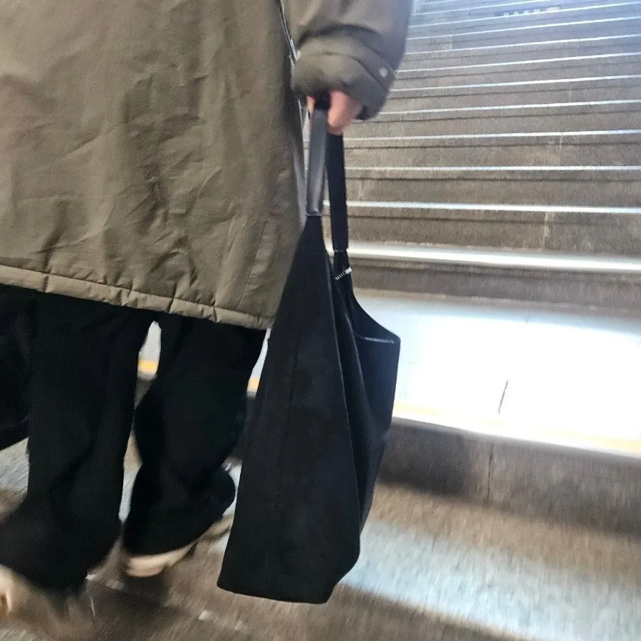 트레이닝복에 매치한 블랙 스웨이드 숄더백