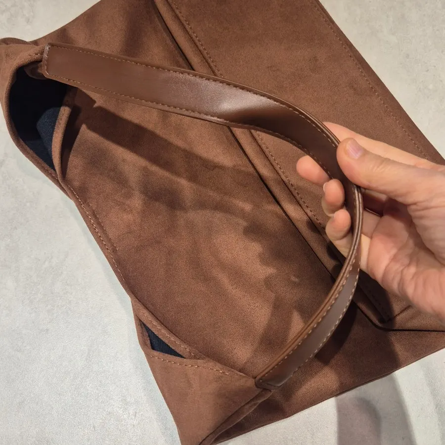 Finish and strap area of the Meda Bag shoulder bag